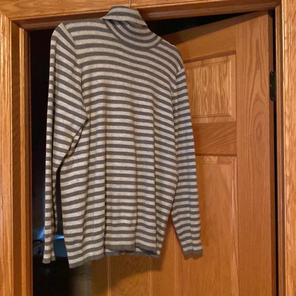 Fine knit, light weight gray turtleneck sweater - Picture 3 of 6